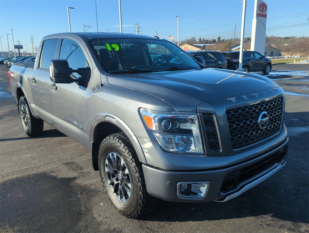 2019 Nissan Titan PRO-4X's photo