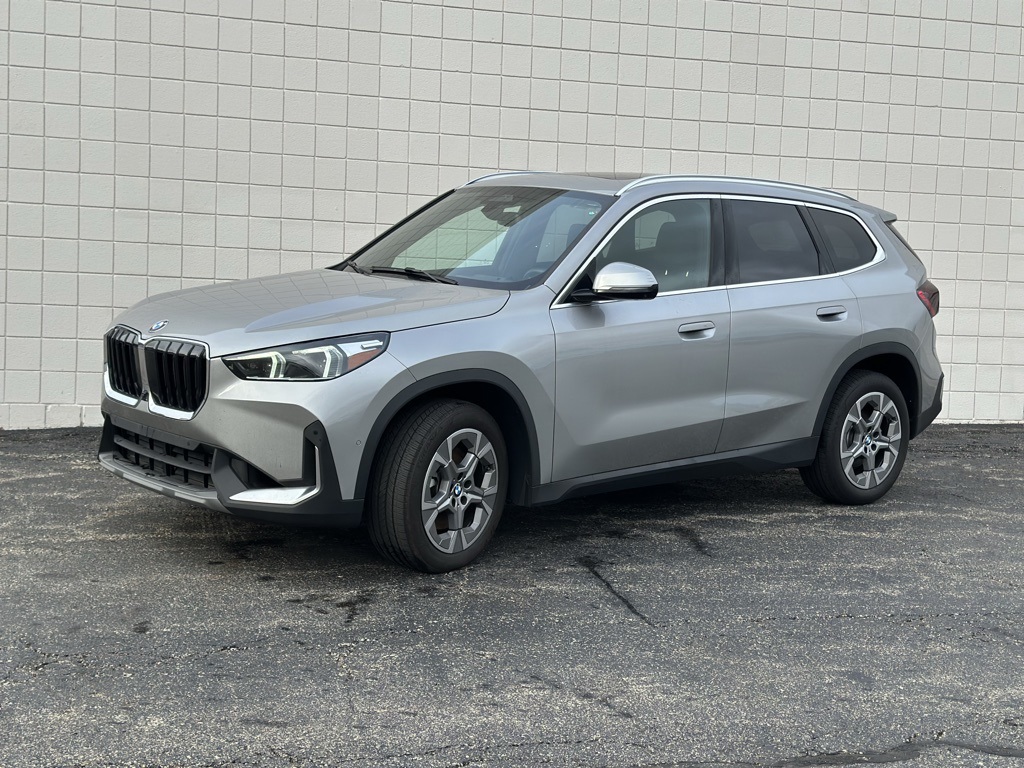Used 2023  BMW xDrive28i image 1