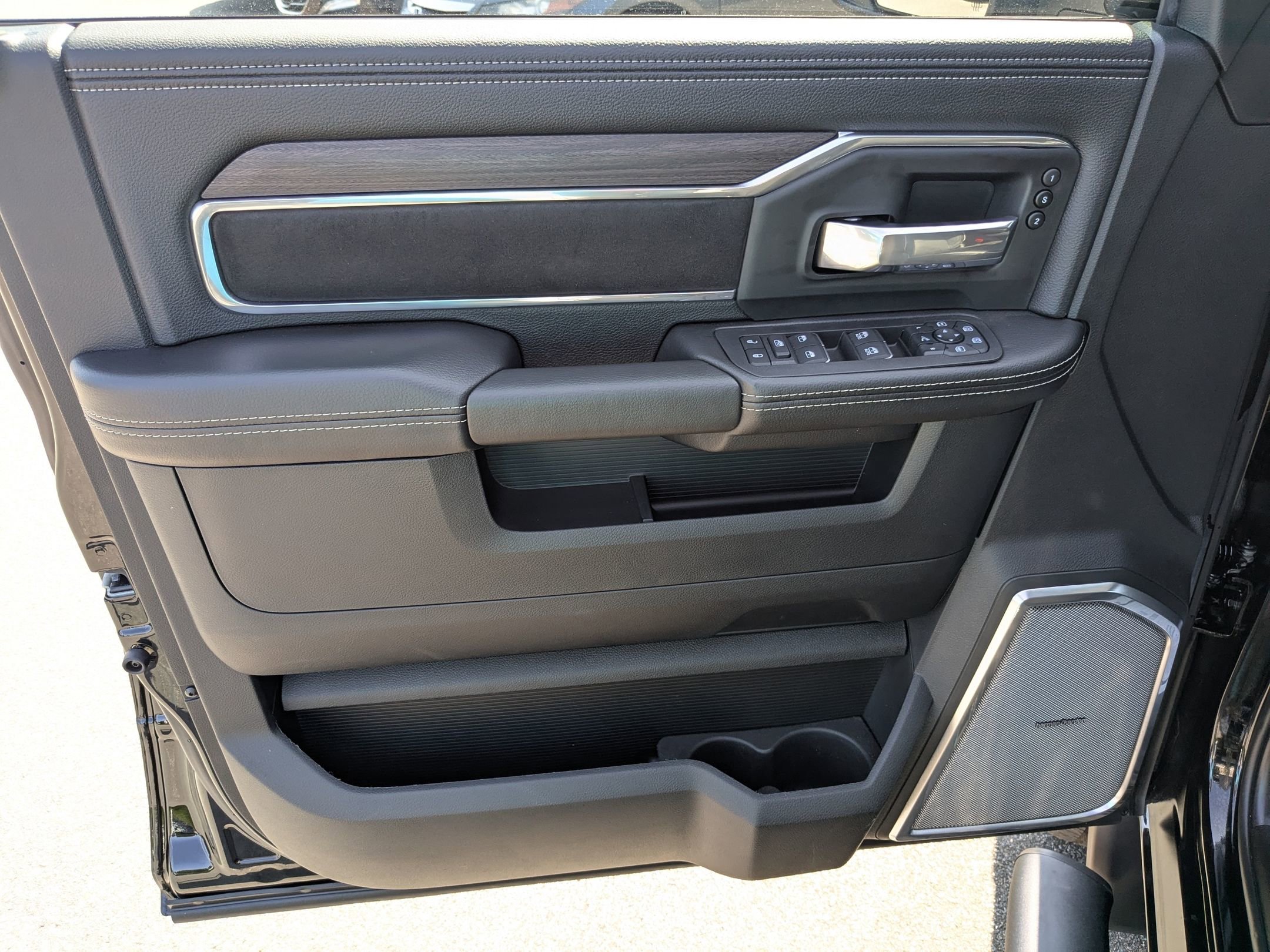 2025 Ram 2500 Laramie photo 8