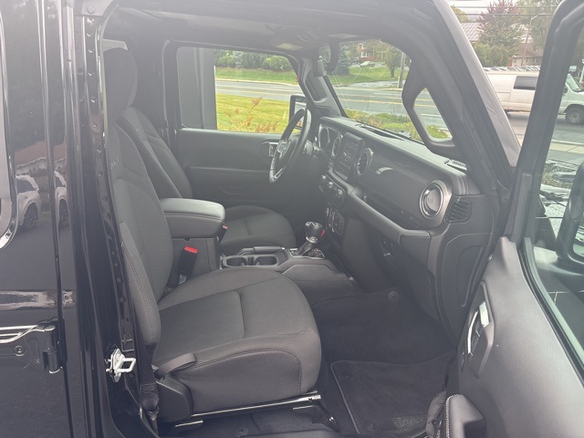 2022 Jeep Wrangler Unlimited Sahara photo 13