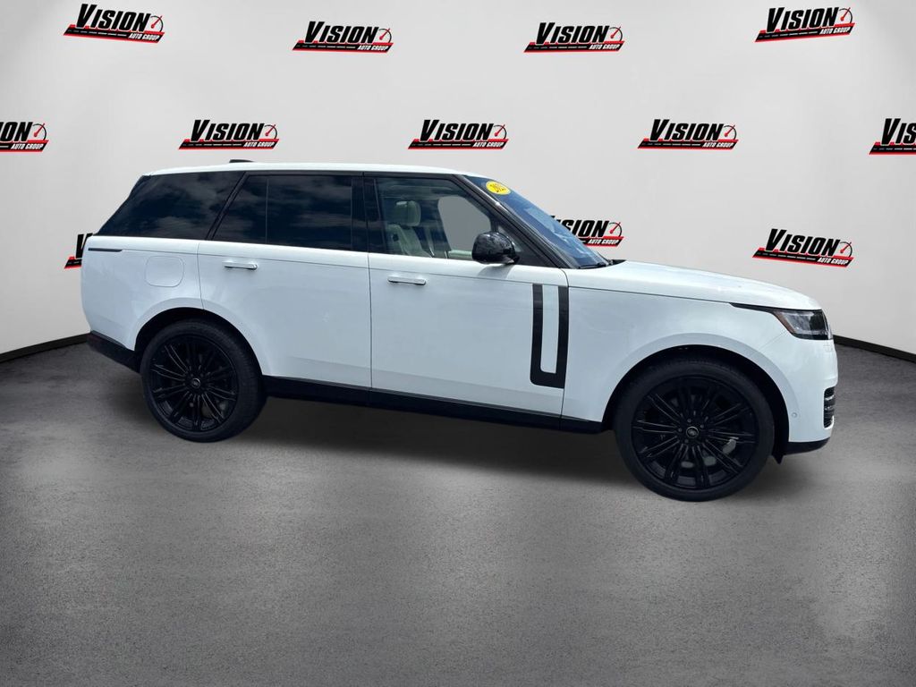 2023 Land Rover Range Rover SE photo 4