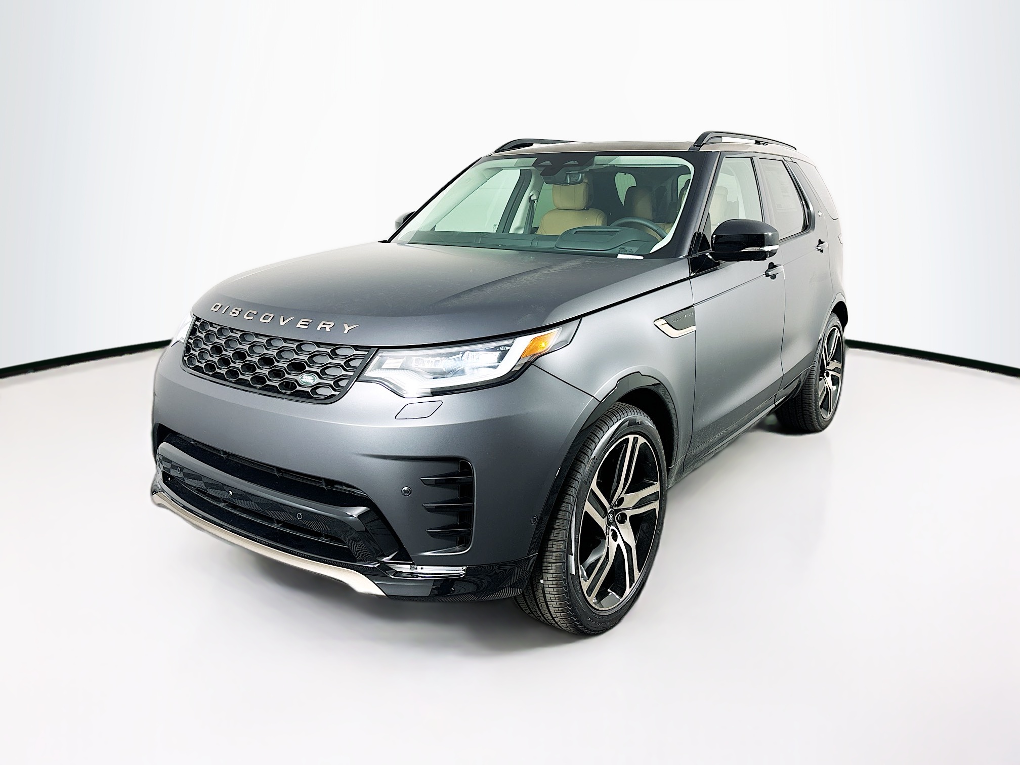 2026 Land Rover Discovery Tempest Edition's photo