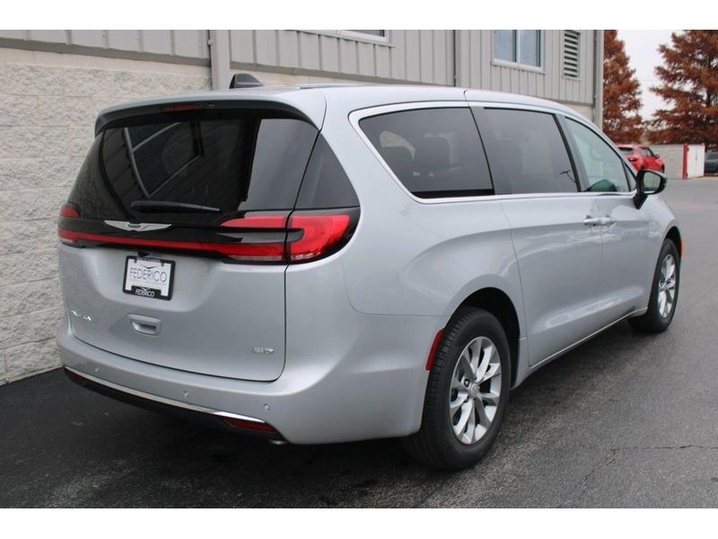 2026 Chrysler Pacifica photo 3