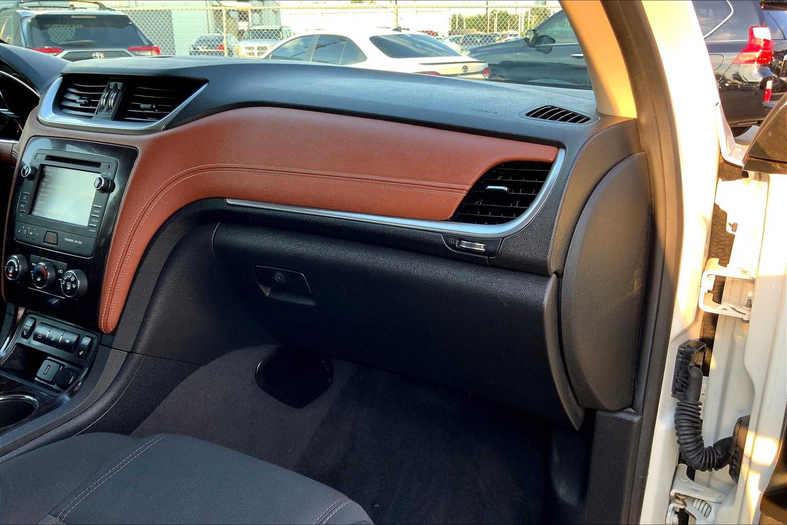 2015 Chevrolet Traverse 1LT photo 16