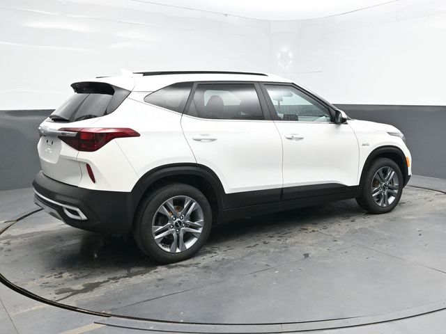 2022 Kia Seltos S photo 2