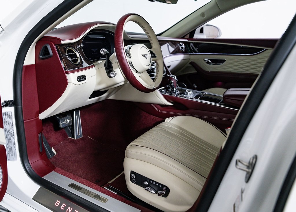 Used 2022 Glacier White Bentley V8 image 14