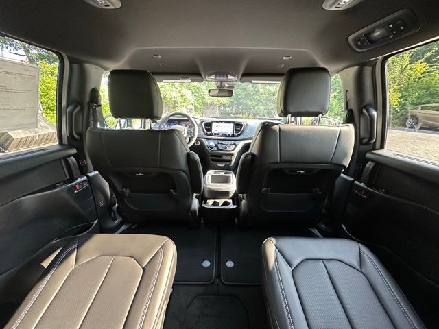 2025 Chrysler Pacifica photo 33