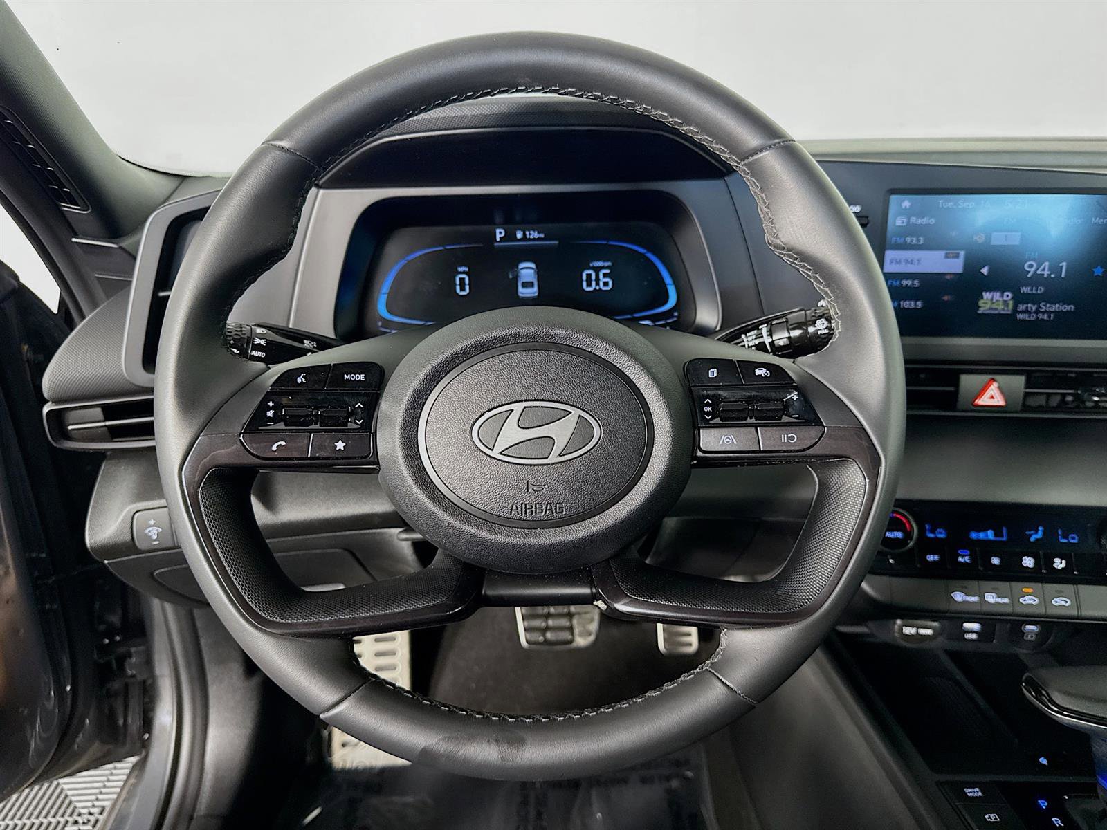 2025 Hyundai Elantra SEL Sport photo 12