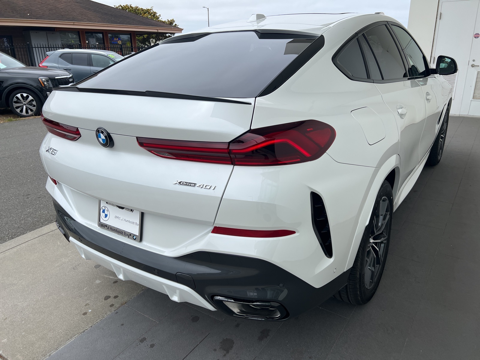 New 2026 Mineral White Metallic BMW xDrive40i image 5