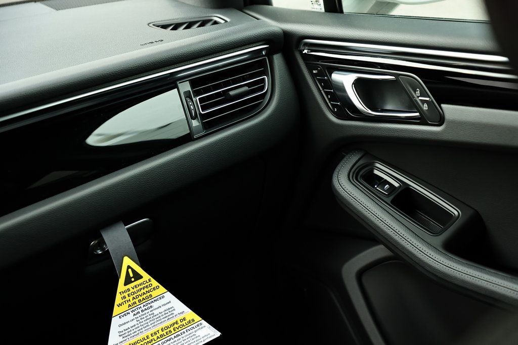 2025 Porsche Macan T photo 30