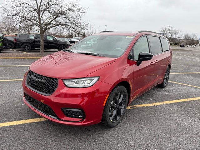 2026 Chrysler Pacifica Limited's photo