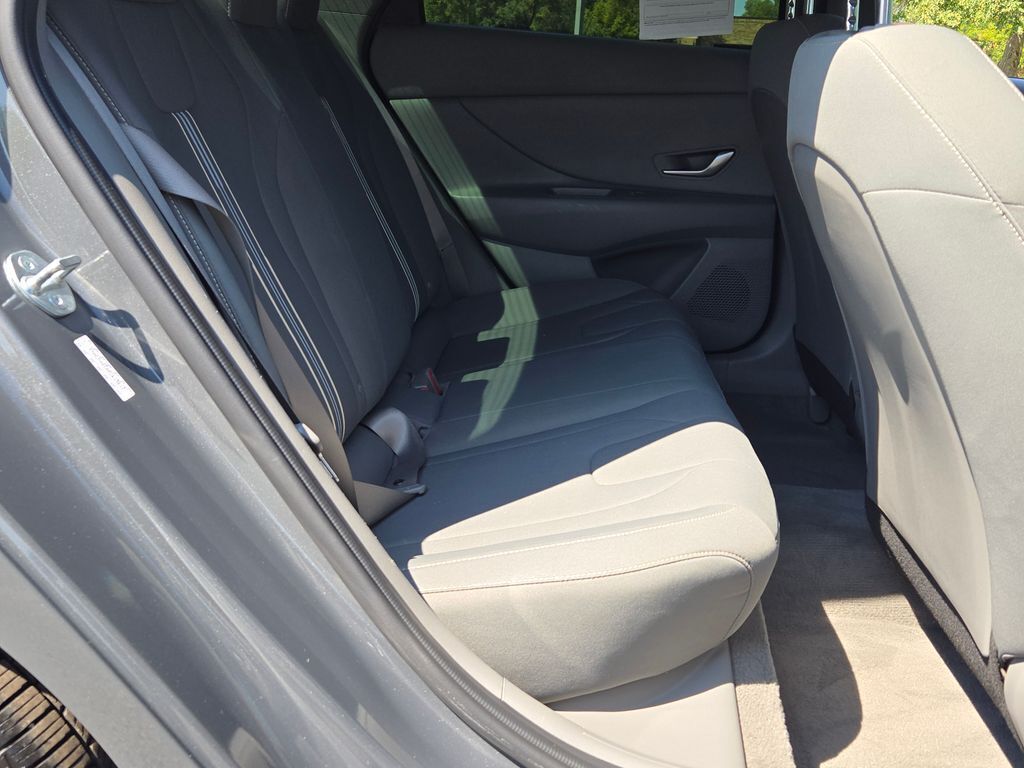 2023 Hyundai Elantra SEL photo 6