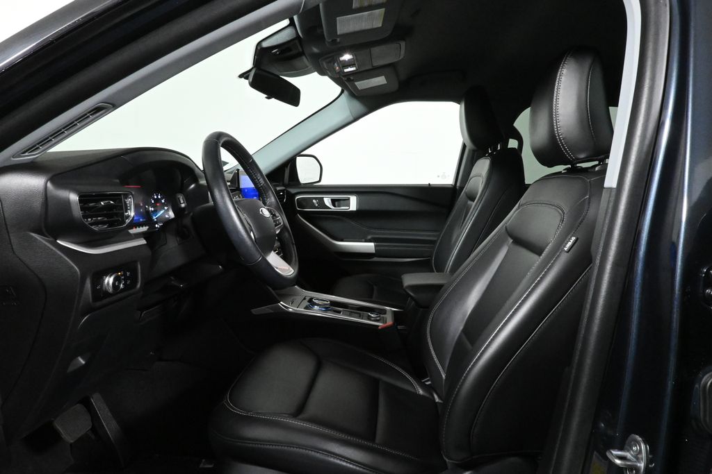 2023 Ford Explorer XLT photo 3