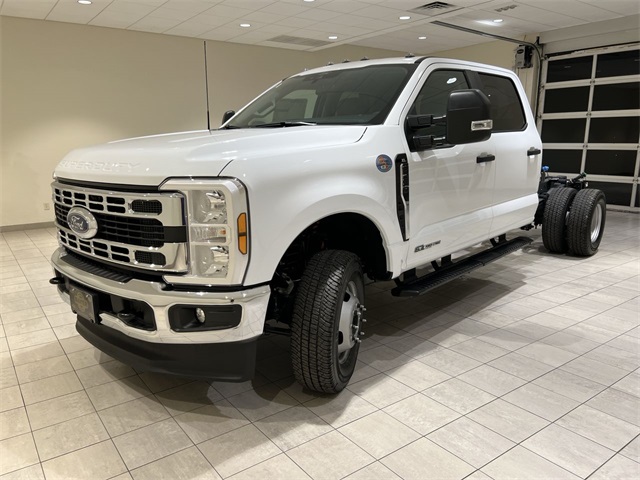 2026 Ford F-350 Super Duty Chassis Cab XL's photo