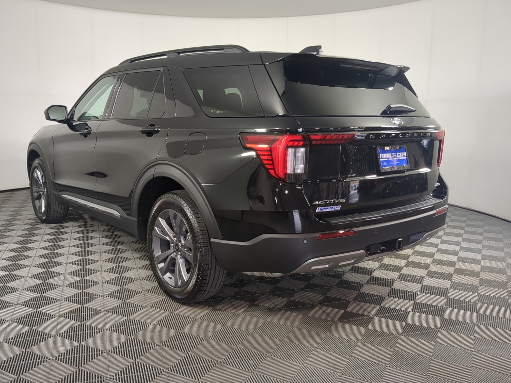 2025 Ford Explorer photo 2