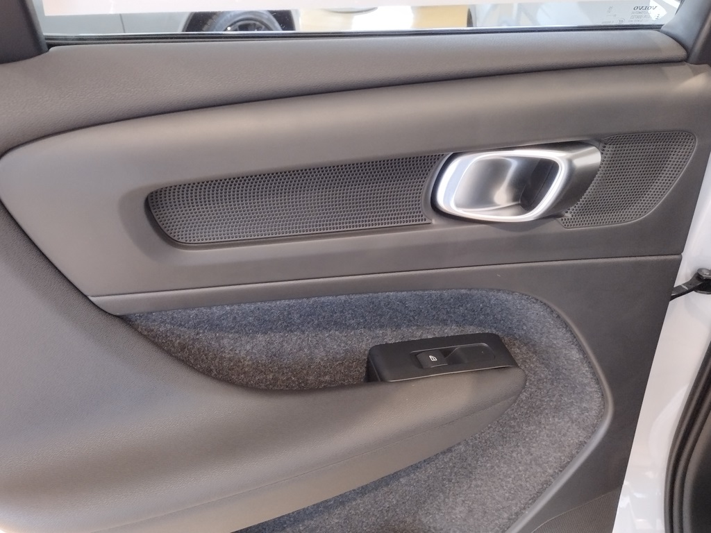 2026 VOLVO XC40 - Image 19