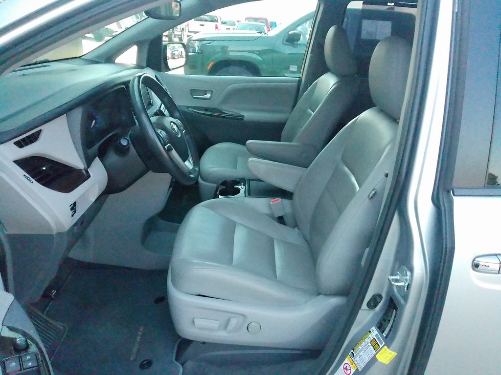 2018 Toyota Sienna XLE photo 8