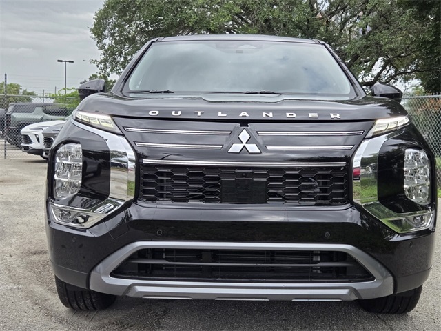 2025 Mitsubishi Outlander SE photo 2