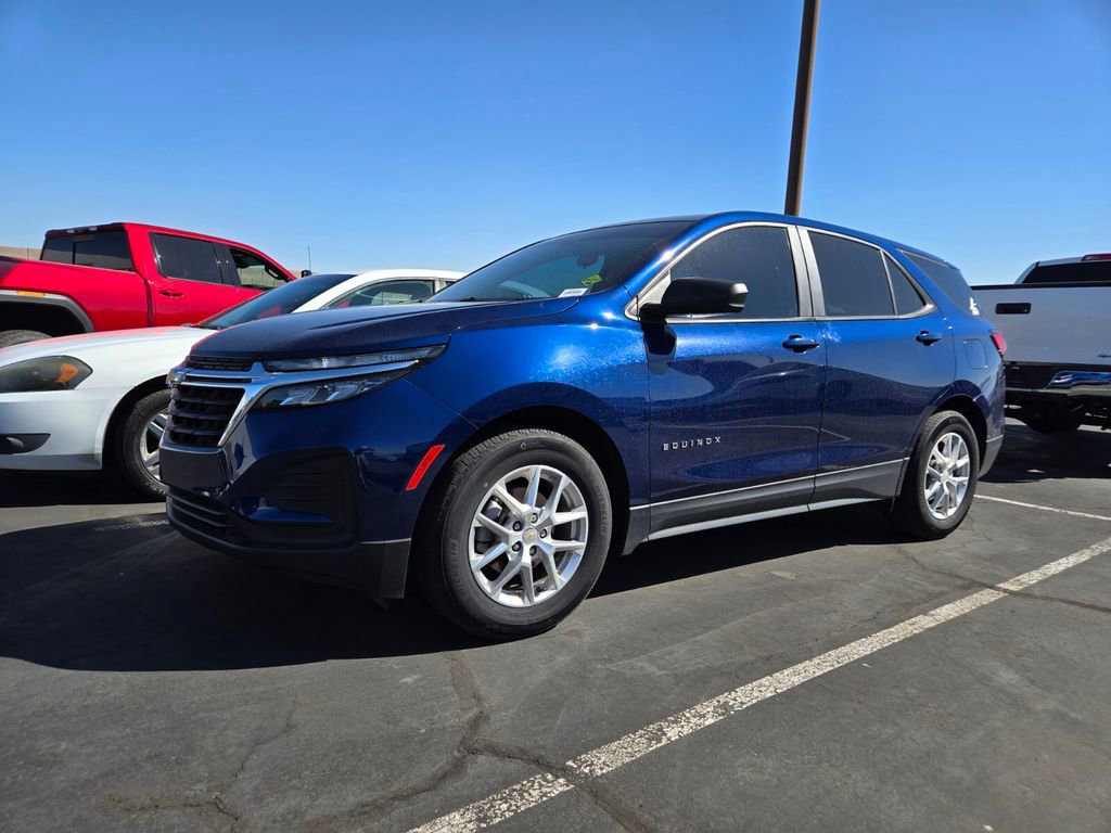 2022 Chevrolet Equinox LS photo 2