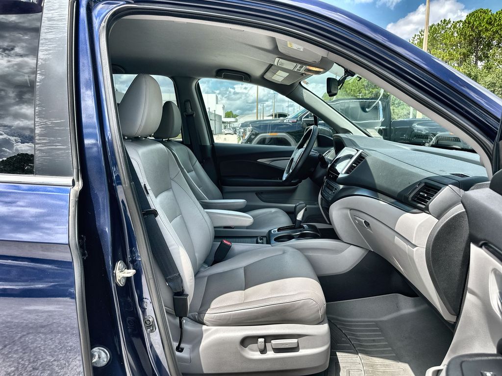 2017 Honda Ridgeline RTL-T photo 26