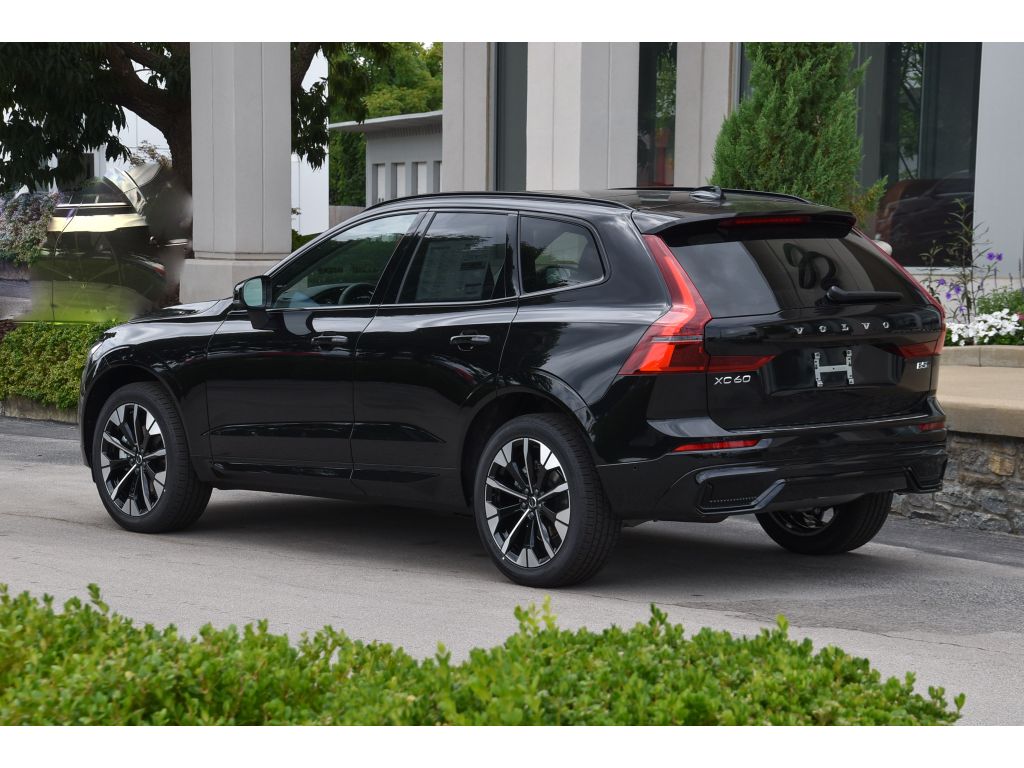 2026 Volvo XC60 B5 Plus photo 4