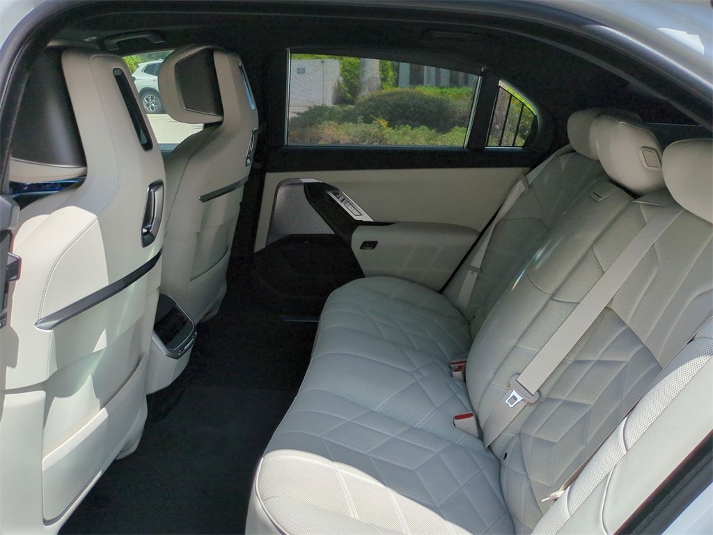 2025 Bmw 750e photo 12