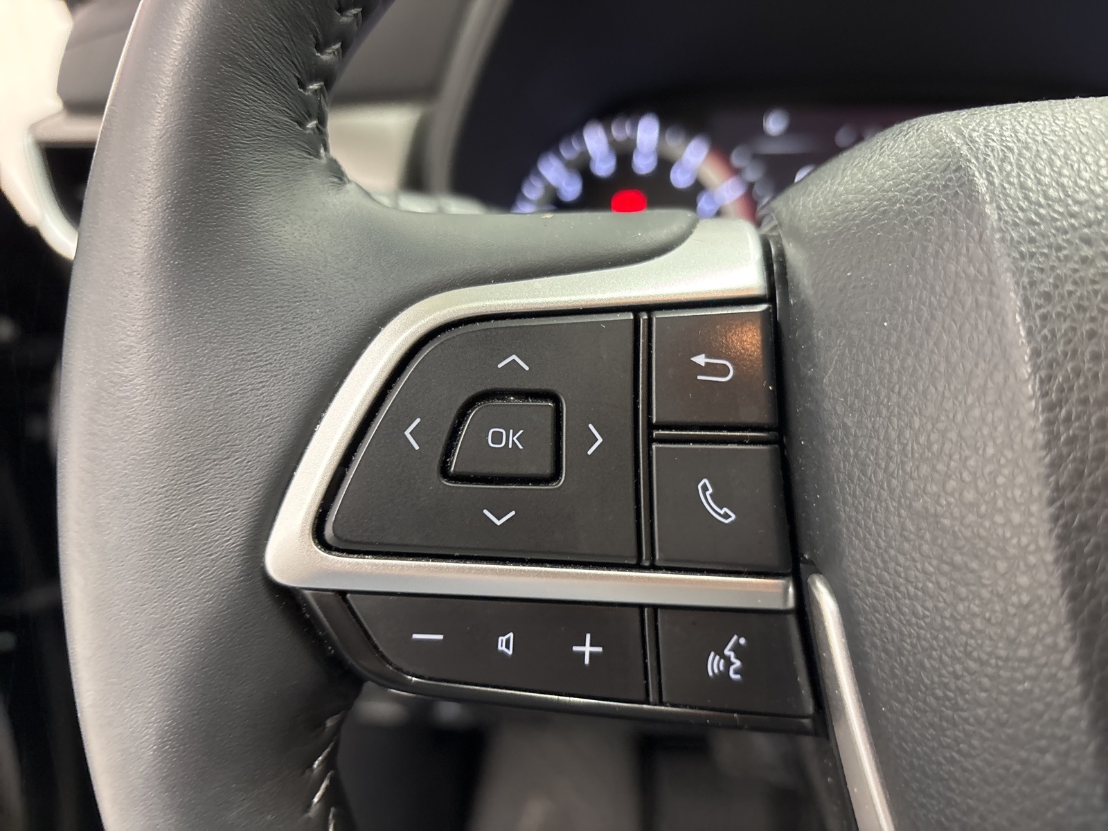 2023 Toyota Highlander L photo 10