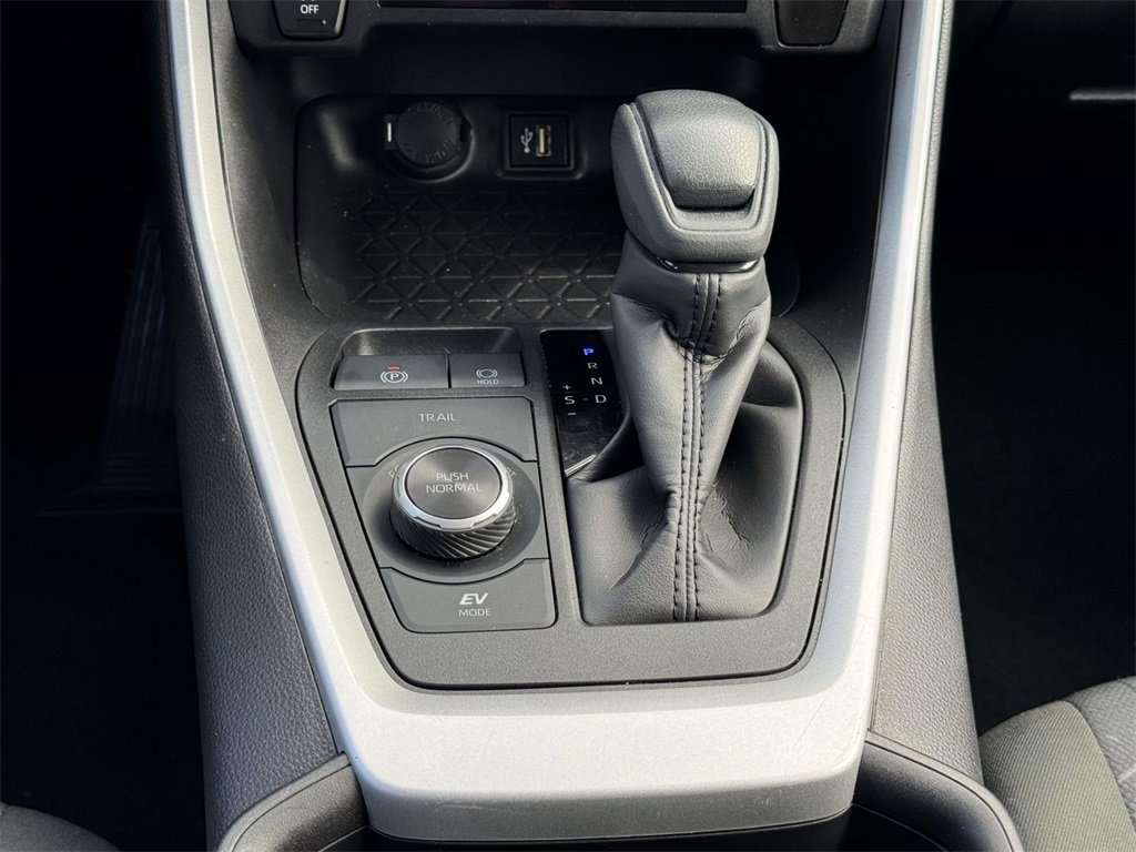 2024 Toyota RAV4 Hybrid XLE photo 4