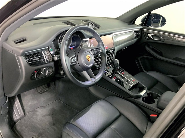 2024 Porsche Macan T photo 4