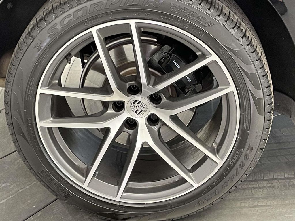 2024 Porsche Macan T photo 6