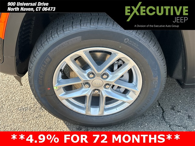 2025 Jeep Grand Cherokee Laredo photo 4