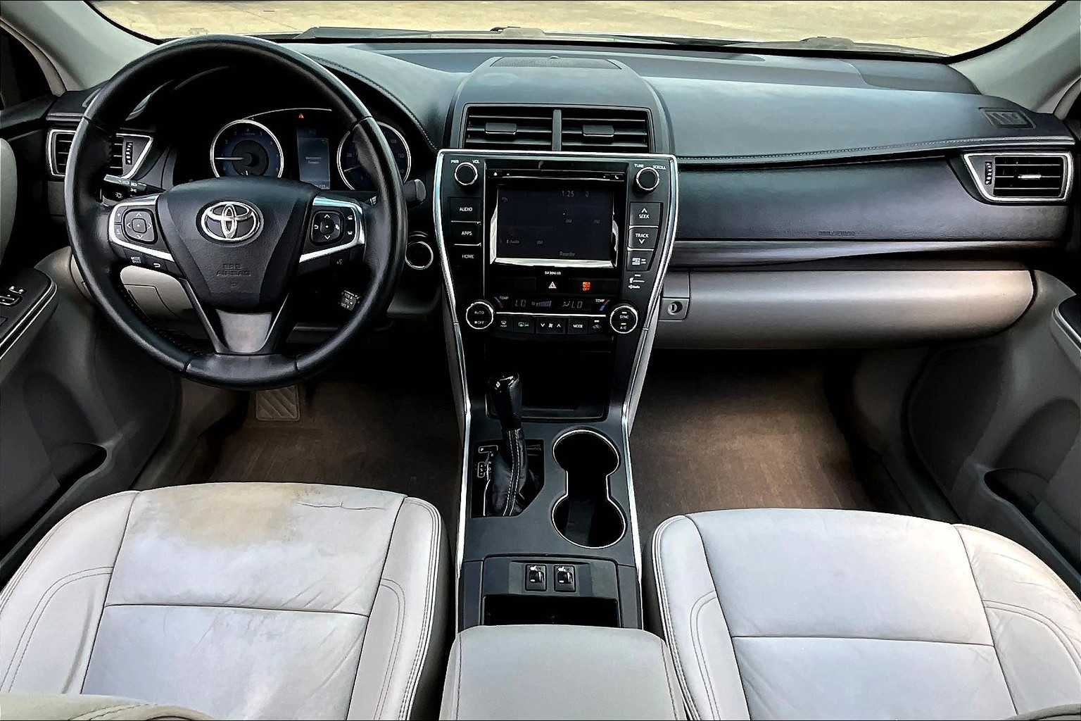2016 Toyota Camry XLE photo 15