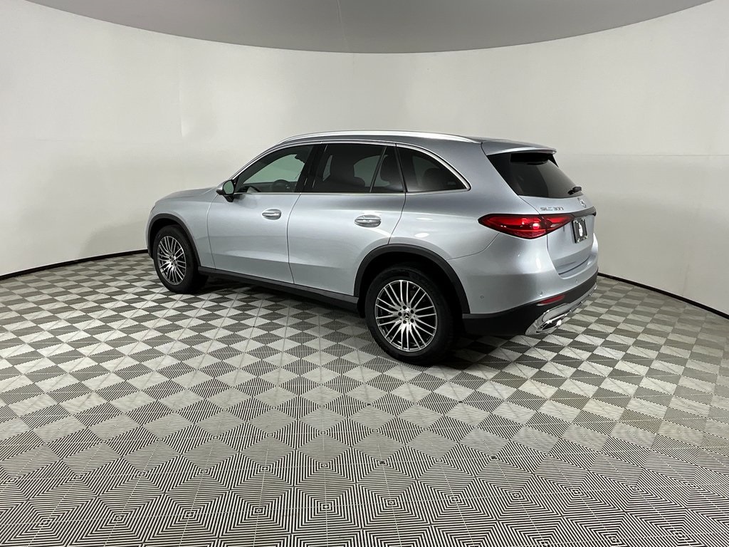2025 Mercedes Benz GLC 300 photo 3