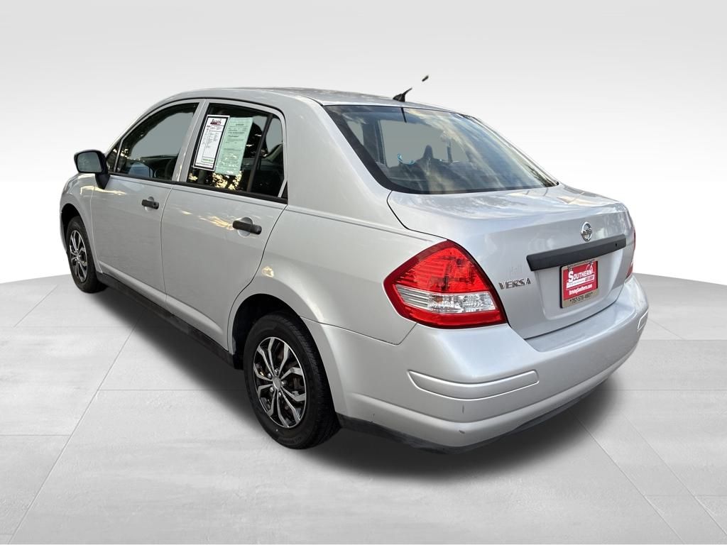 2011 Nissan Versa 1.6 photo 2