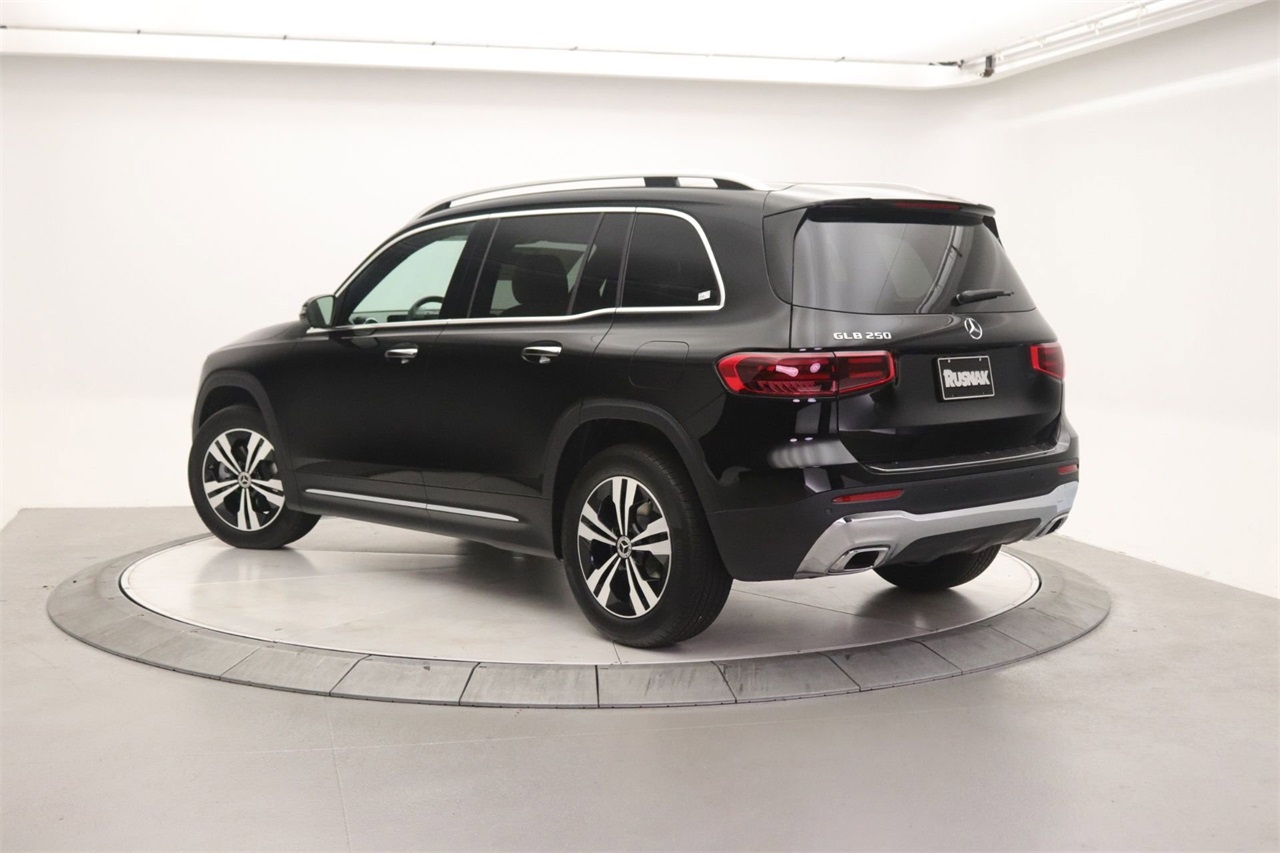 2025 Mercedes Benz GLB 250 photo 2