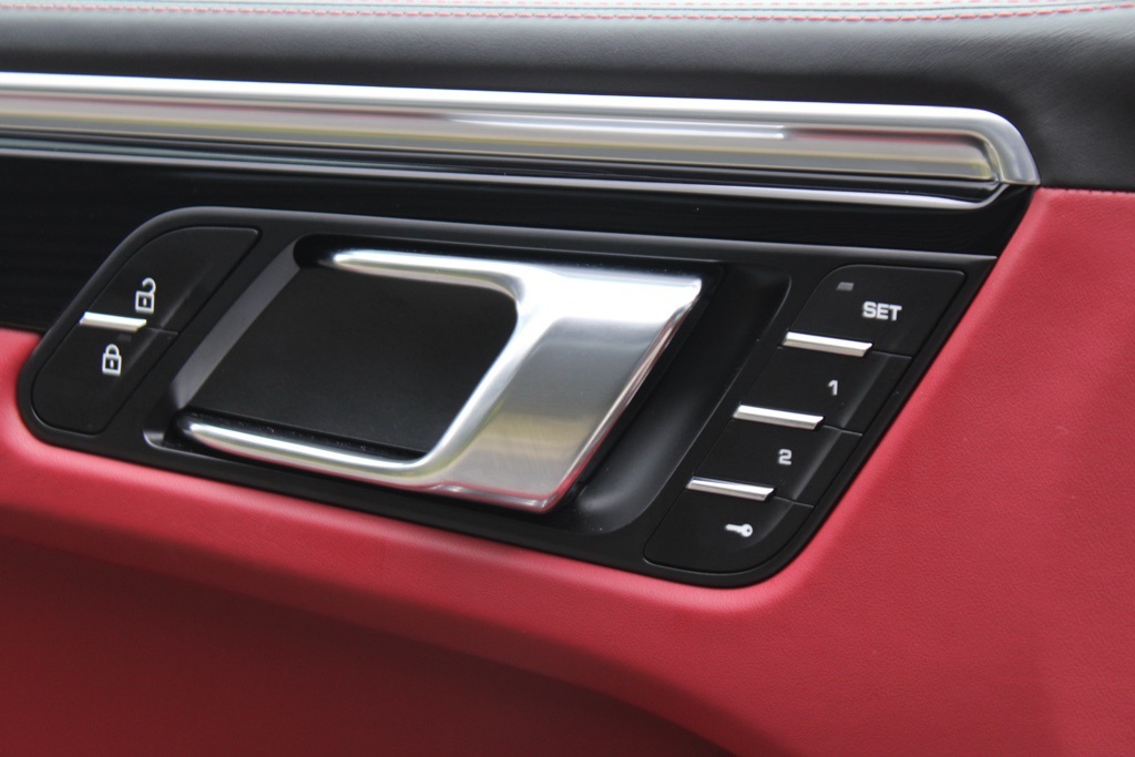 2025 Porsche Macan Base photo 18