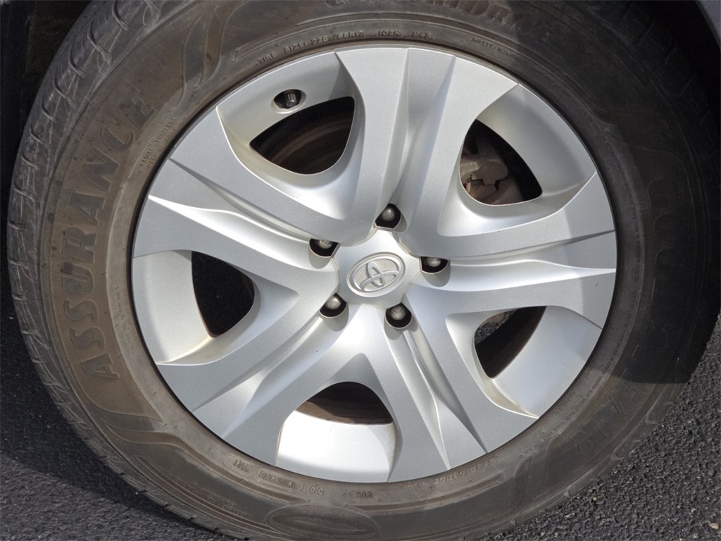 2014 Toyota RAV4 LE photo 4