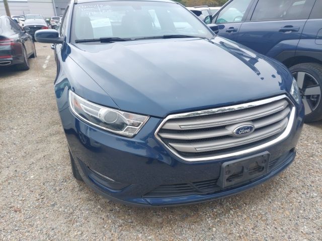 2016 Ford Taurus SEL photo 2