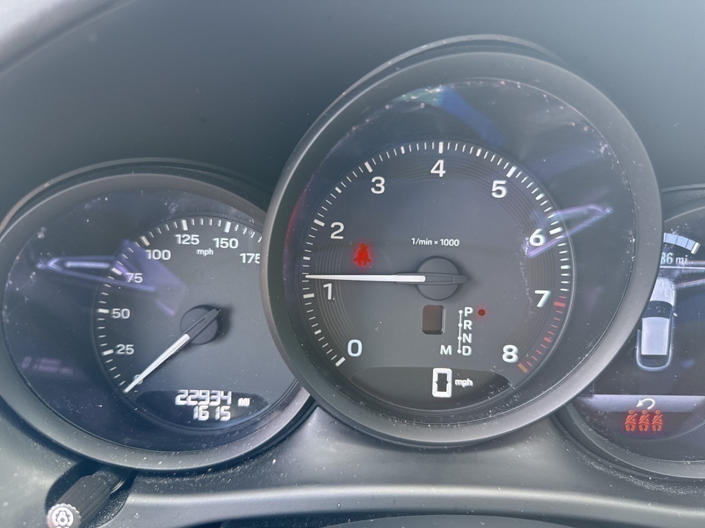 2022 Porsche Macan Base photo 3