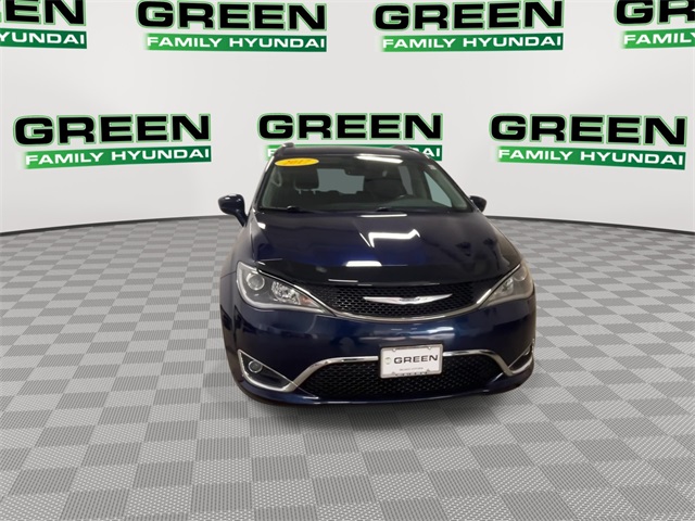 2017 Chrysler Pacifica Touring Plus photo 3