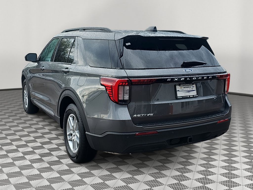 2025 Ford Explorer photo 4