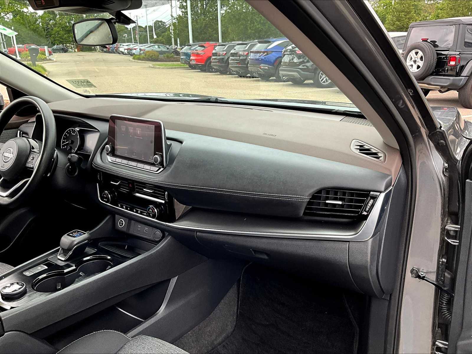 2022 Nissan Rogue SV photo 12