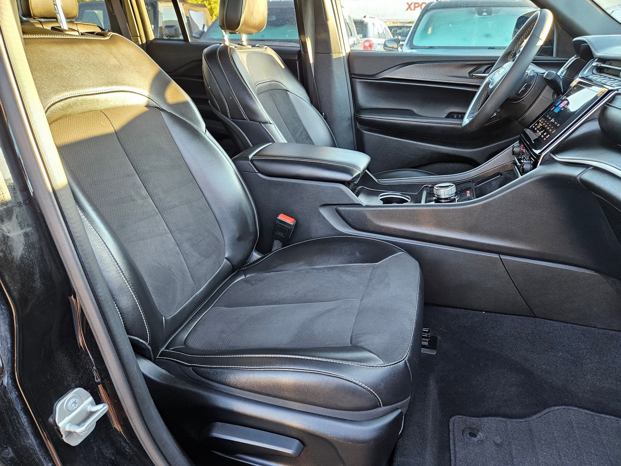 2024 Jeep Grand Cherokee Altitude photo 27