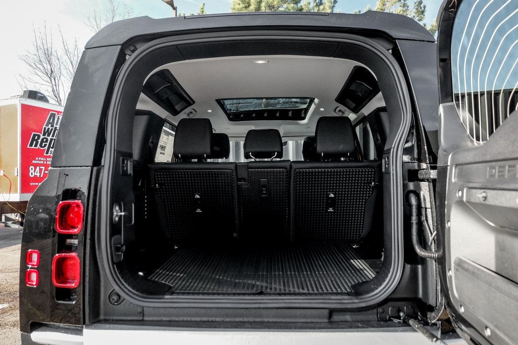 2025 Land Rover Defender 110 S photo 7