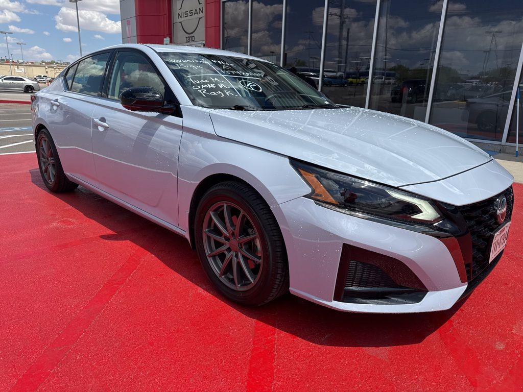 2024 Nissan Altima SR photo 2
