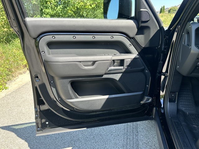 2025 Land Rover Defender 130 X-Dynamic SE photo 11