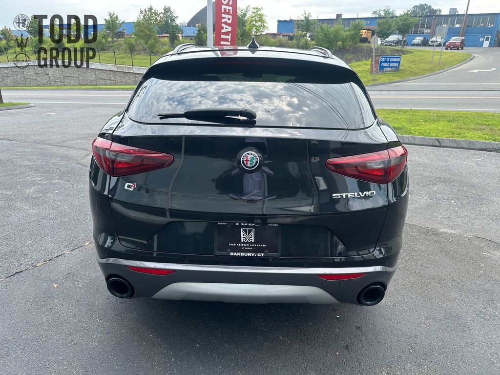 2022 Alfa Romeo Stelvio Ti photo 4