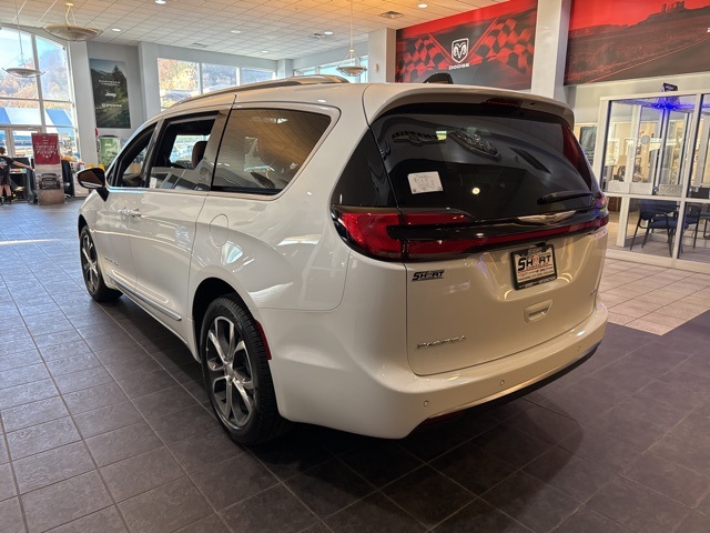 2026 Chrysler Pacifica Pinnacle photo 4