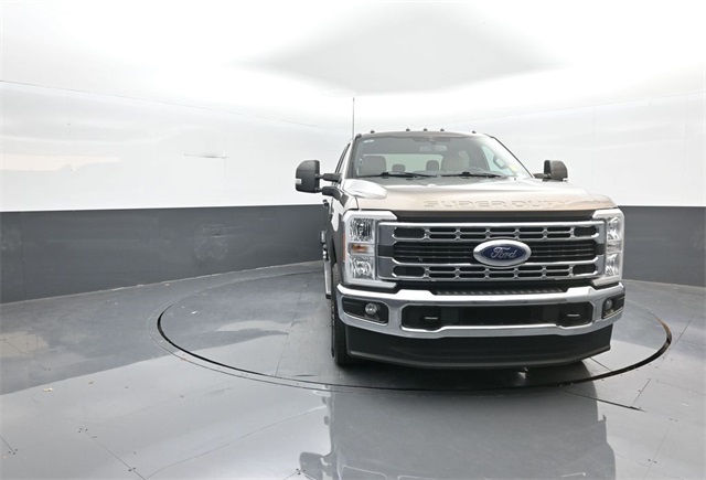 2023 Ford F-350 XLT photo 2