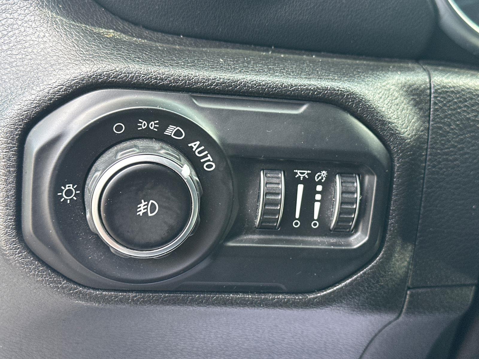 2021 Jeep Wrangler Unlimited Sahara photo 13